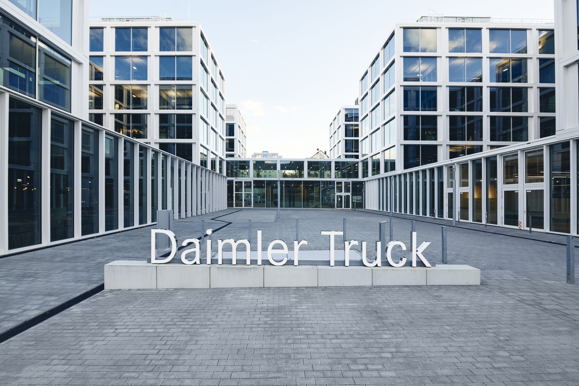 daimler-truck-about-image